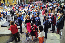 909291 Afbeelding van de opening van de tentoonstelling Gekomen om te blijven op het plein bij Het Utrechts Archief ...